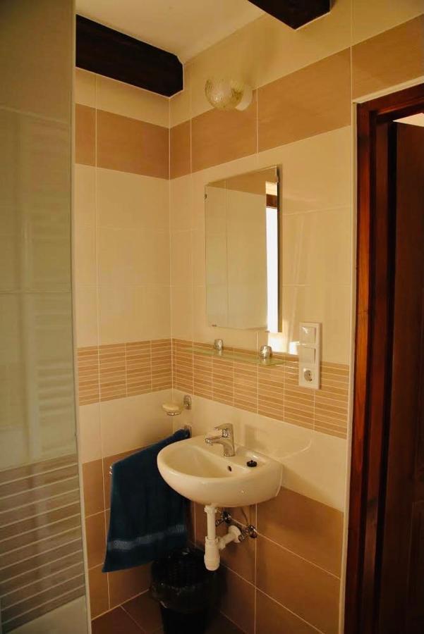 Viktor Vendeghaz Es Apartmanhaz Baktaloranthaza Exterior foto