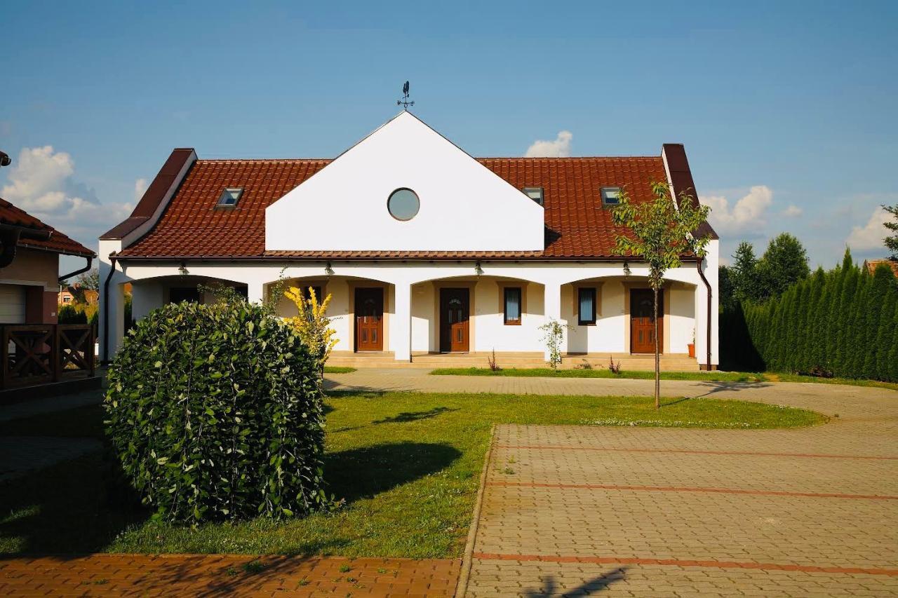 Viktor Vendeghaz Es Apartmanhaz Baktaloranthaza Exterior foto