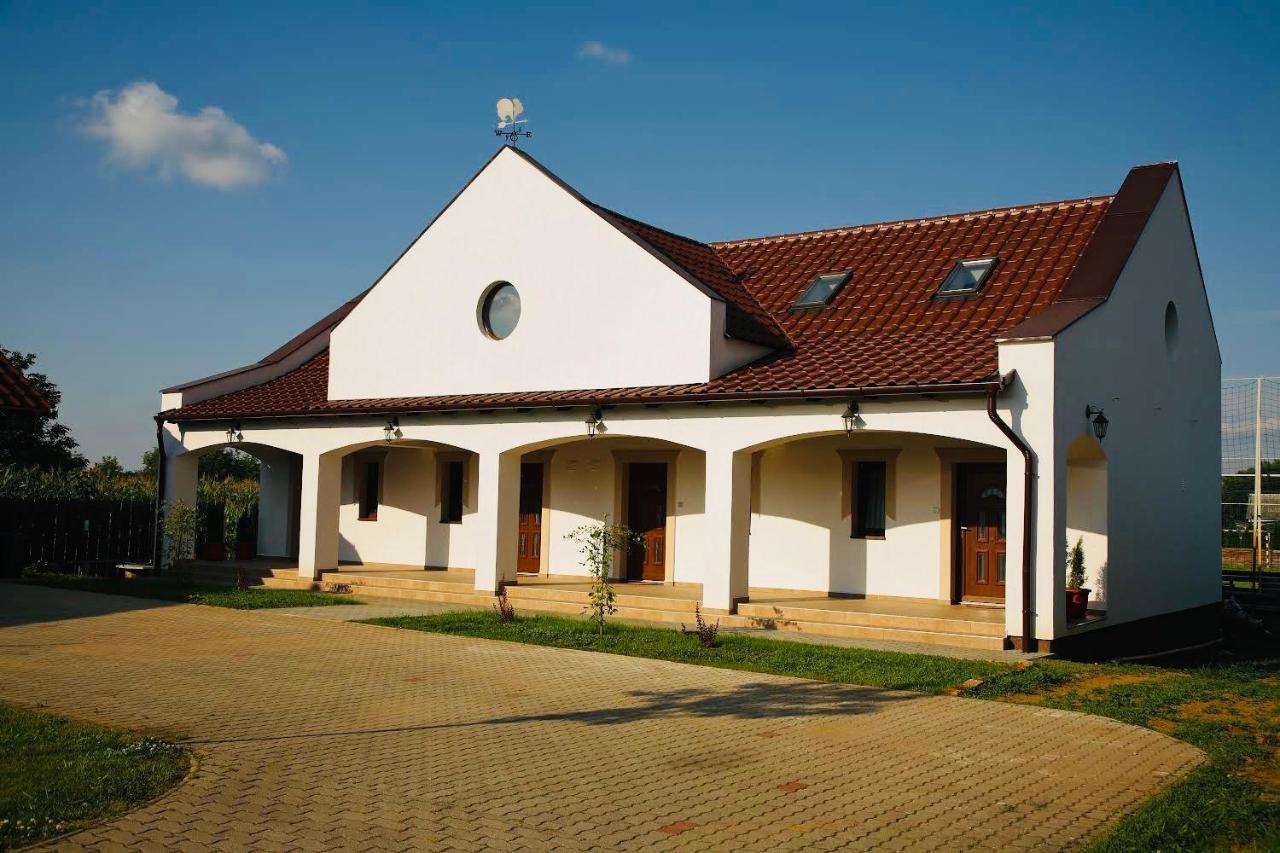 Viktor Vendeghaz Es Apartmanhaz Baktaloranthaza Exterior foto