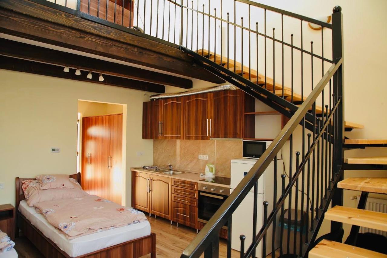 Viktor Vendeghaz Es Apartmanhaz Baktaloranthaza Exterior foto