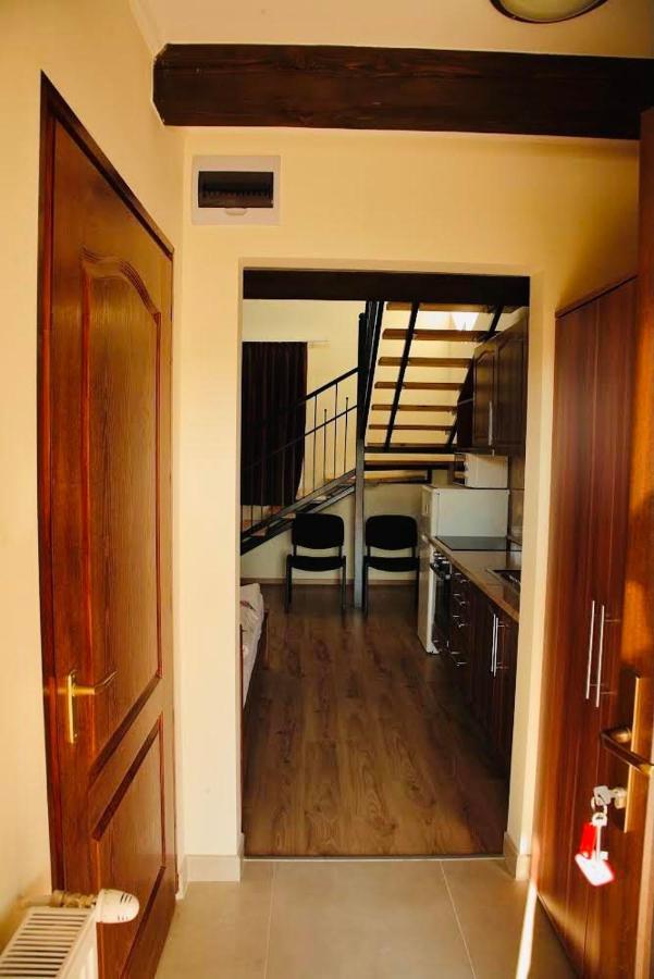 Viktor Vendeghaz Es Apartmanhaz Baktaloranthaza Exterior foto