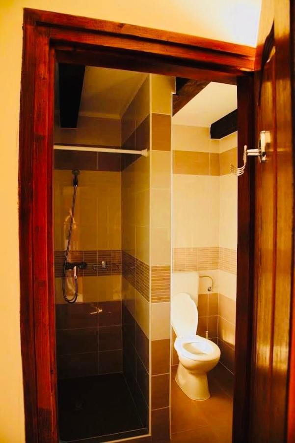 Viktor Vendeghaz Es Apartmanhaz Baktaloranthaza Exterior foto