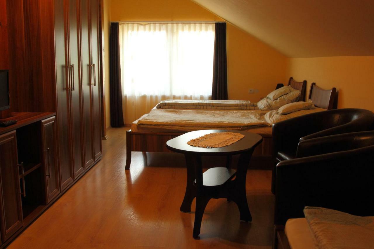 Viktor Vendeghaz Es Apartmanhaz Baktaloranthaza Exterior foto