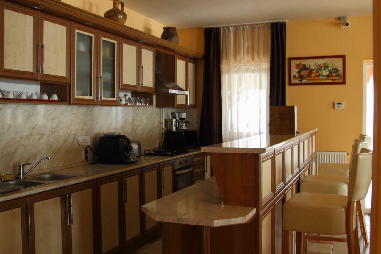 Viktor Vendeghaz Es Apartmanhaz Baktaloranthaza Exterior foto