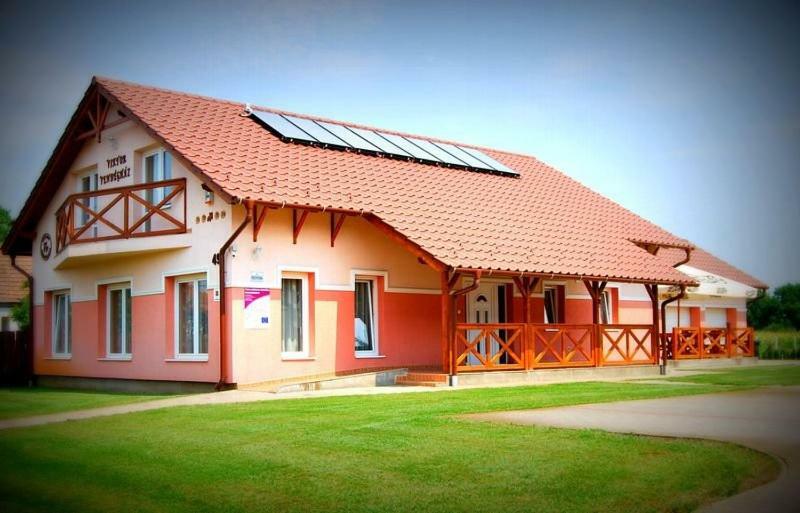 Viktor Vendeghaz Es Apartmanhaz Baktaloranthaza Exterior foto