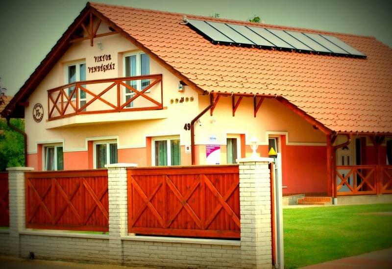 Viktor Vendeghaz Es Apartmanhaz Baktaloranthaza Exterior foto