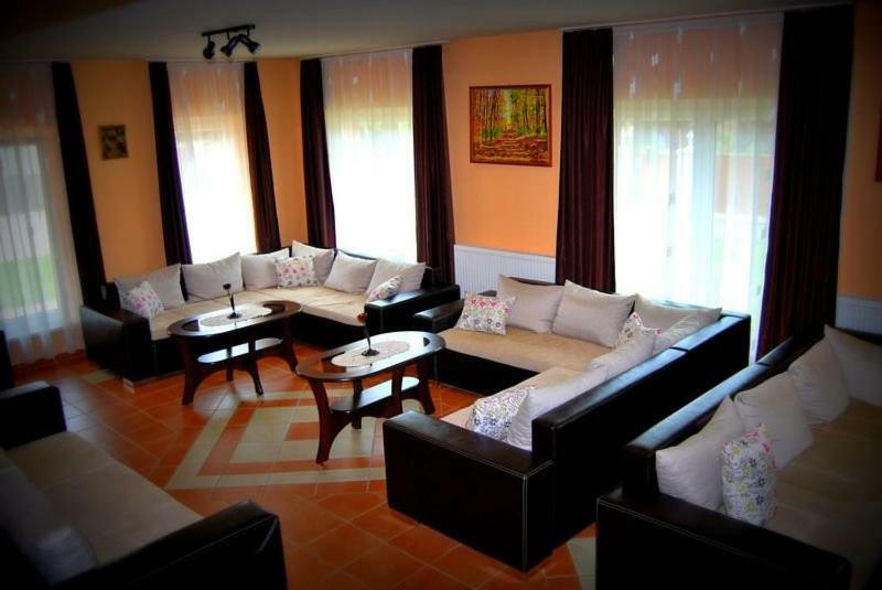 Viktor Vendeghaz Es Apartmanhaz Baktaloranthaza Exterior foto
