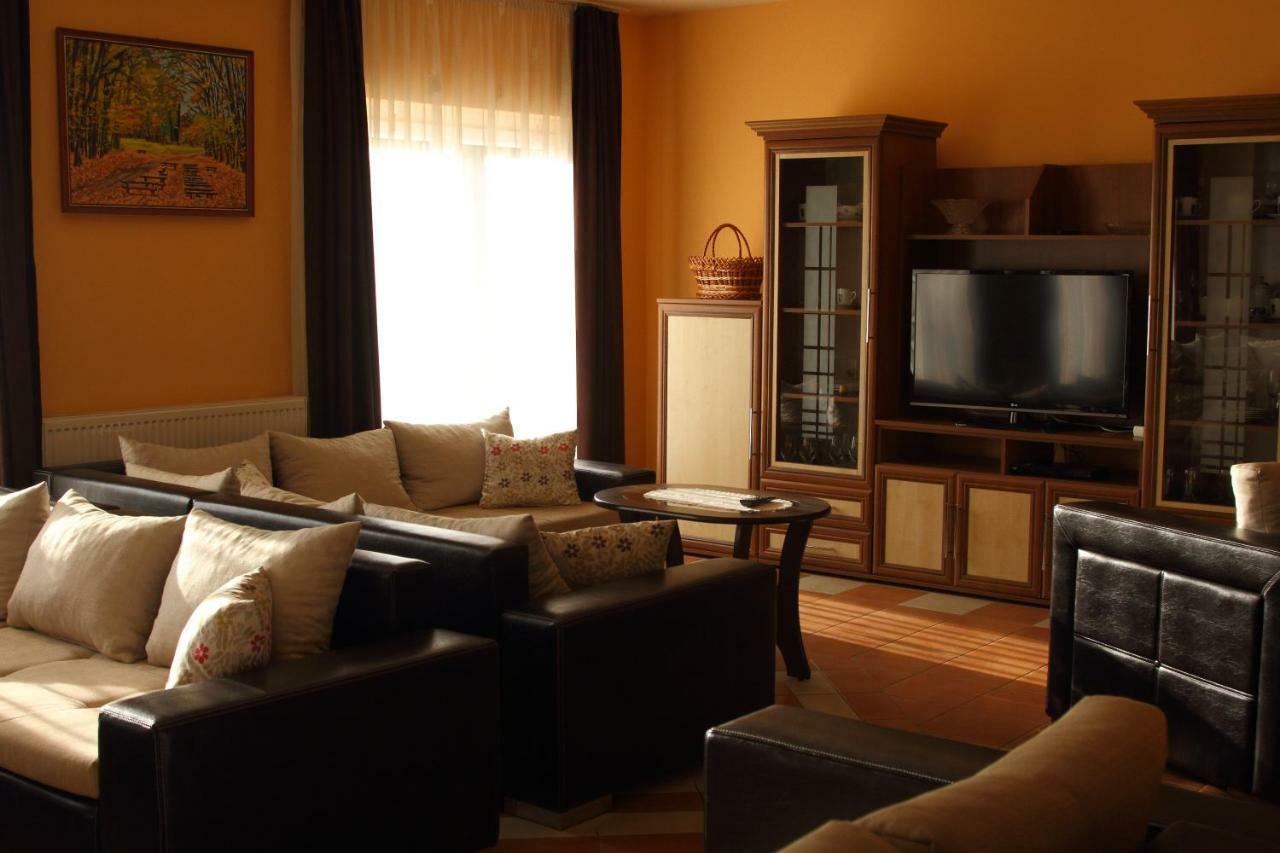 Viktor Vendeghaz Es Apartmanhaz Baktaloranthaza Exterior foto