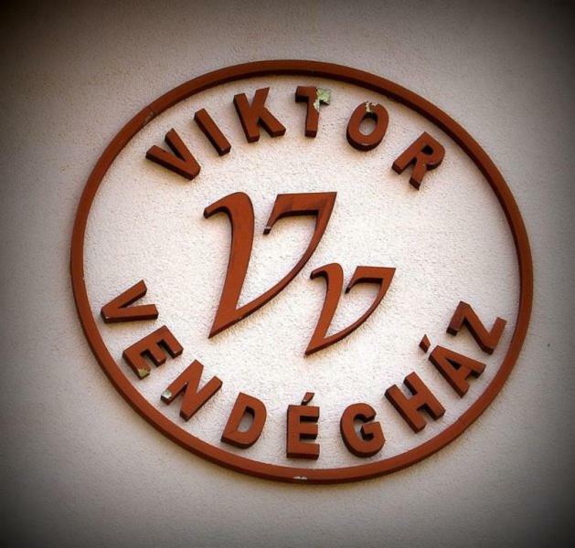 Viktor Vendeghaz Es Apartmanhaz Baktaloranthaza Exterior foto